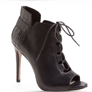 Women’s Wild Diva Lounge Brown Faux Leather Heel
Booties Size 7.5 US!